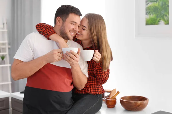 Linda pareja encantadora joven bebiendo té en casa — Foto de Stock