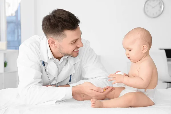 Dottore con bambino carino in clinica — Foto Stock