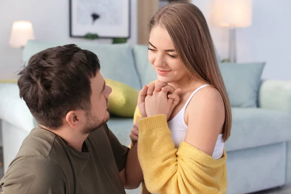 Niedliche junge schöne Paar zu Hause — Stockfoto