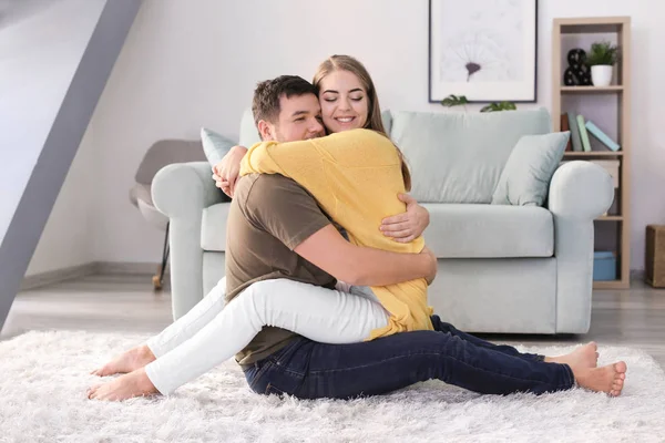 Bonito jovem lindo casal abraçando em casa — Fotografia de Stock