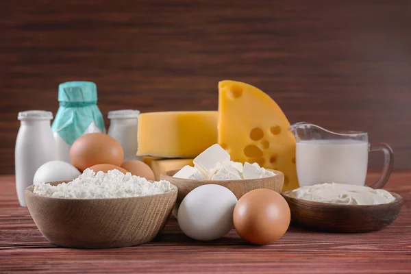 Diferentes productos lácteos y huevos en mesa de madera — Foto de Stock