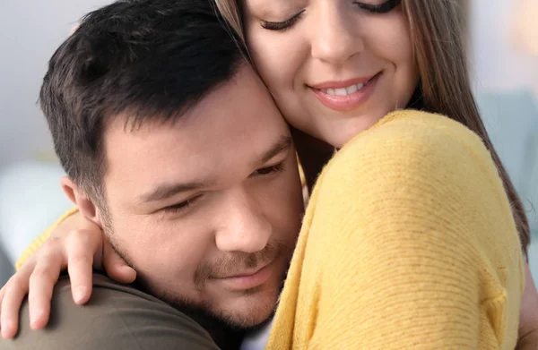 Söt ung härlig par kramar hemma — Stockfoto