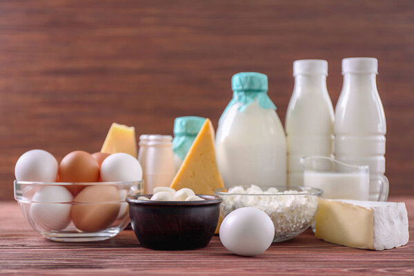 Различные молочные продукты и яйца на деревянном столе

