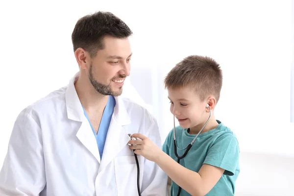 Kinderen van arts met een jongetje in het ziekenhuis — Stockfoto