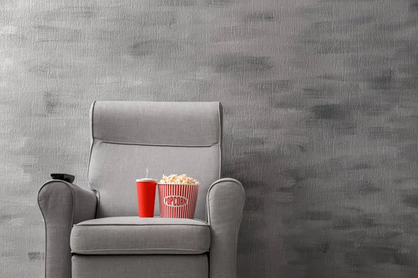 Удобное кресло с попкорном и напитками в помещении. Главная кинотеатр — стоковое фото