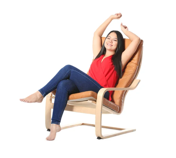 Mujer joven relajándose en acogedor sillón sobre fondo blanco —  Fotos de Stock