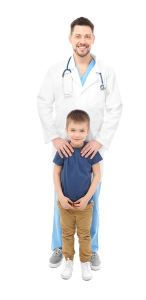 Médico de niños con niño sobre fondo blanco — Foto de Stock