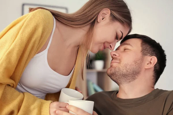 Nettes schönes Paar trinkt Tee zu Hause — Stockfoto