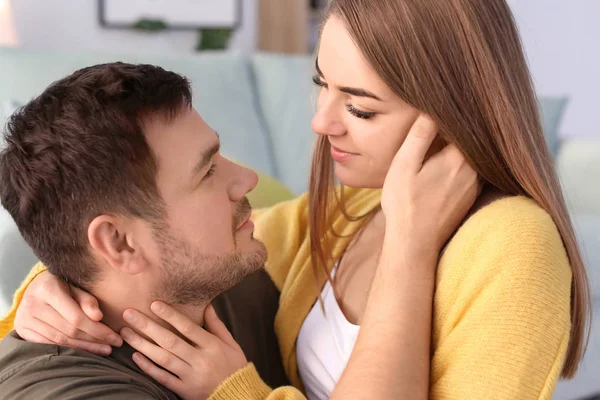 Bonito jovem casal encantador em casa — Fotografia de Stock