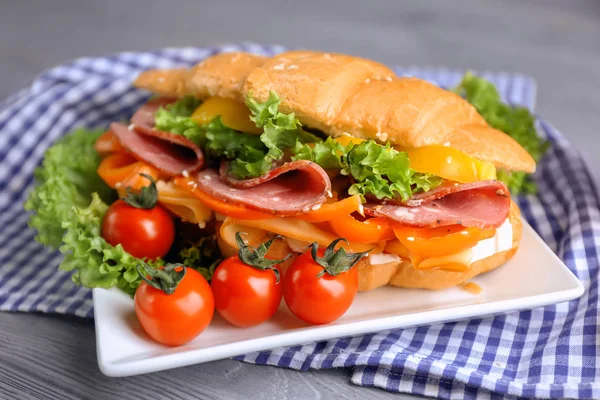 Tasty croissant sandwich on plate, closeup — Stock Photo, Image