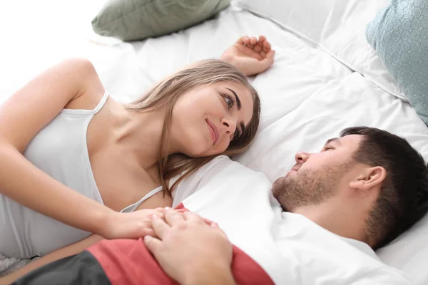 Manhã do jovem casal adorável deitado na cama em casa — Fotografia de Stock