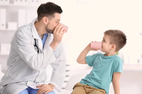 Kinderarzt mit kleinem Jungen im Krankenhaus — Stockfoto