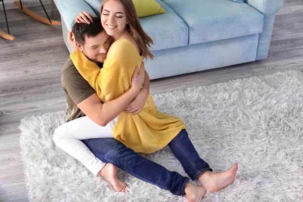Söt ung härlig par kramar hemma — Stockfoto