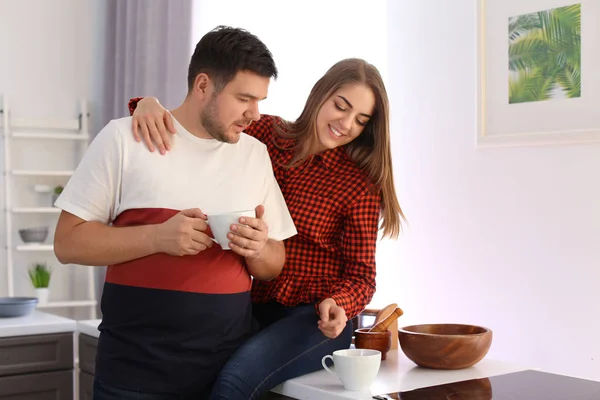 Mignon jeune beau couple boire du thé à la maison — Photo