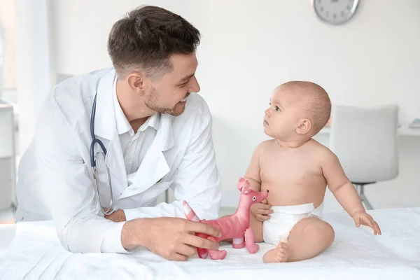 Läkare undersöka söt baby i klinik — Stockfoto