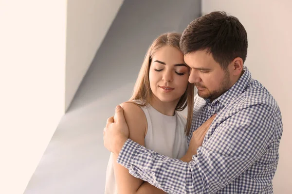 Portret van jonge mooie paar thuis — Stockfoto