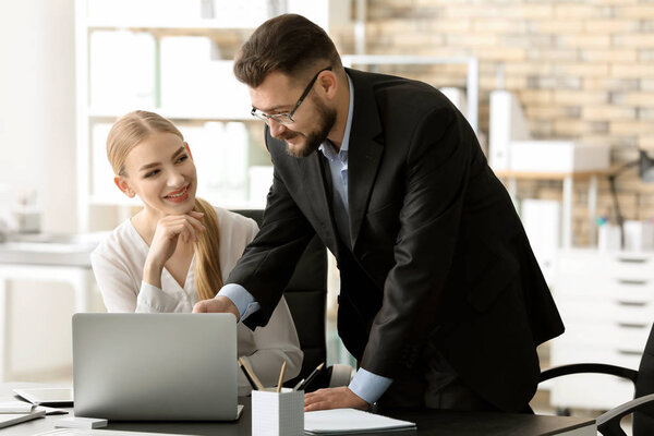 Мужчина регистратор со стажером на рабочем месте
