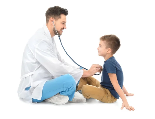 Ο γιατρός των παιδιών με μικρό αγόρι σε λευκό φόντο — Φωτογραφία Αρχείου