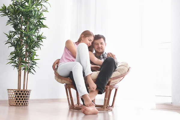 Draguta tineri minunat cuplu sitting în fotoliu la domiciliu — Fotografie, imagine de stoc