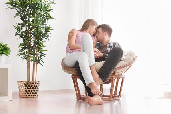 Tatlı genç sevgili çift evde koltukta oturan — Stok fotoğraf