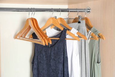 Askıları ile dolap dolap farklı kıyafetler