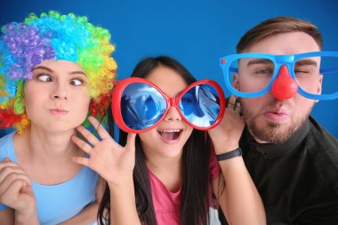 Komik kılık poz içinde gençlerin arka planını renklendirin. Nisan aptal gün kutlama