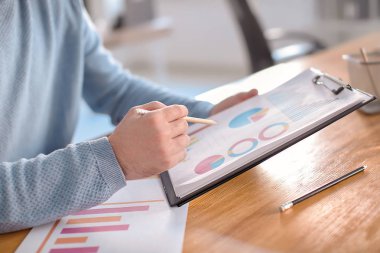 Ofiste çalışan adam. Finans ticaret