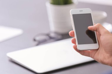 İşyerinde Smartphone kullanan adam