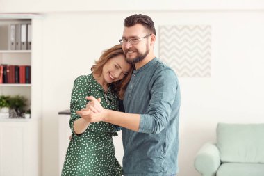 Güzel çift birlikte evde dans