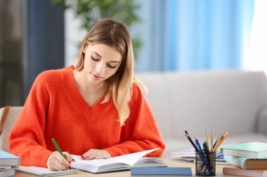 Güzel öğrenci masada kapalı