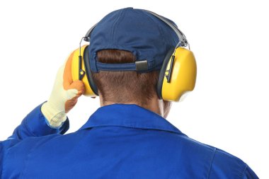 Beyaz arka plan üzerinde işitme koruyucuları ile erkek işçi