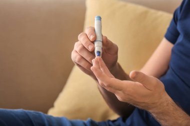 Diyabetik adam kan örneği mazgal kalemle evde, closeup almak