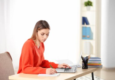 Masada kapalı eğitim dizüstü bilgisayar ile güzel öğrenci