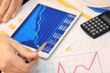 Hisse senedi grafiği veri masada ekranda tablet bilgisayar kullanan adam. Forex kavramı