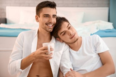 Evde yatak yakınındaki birlikte zaman geçirmek güzel gay çift