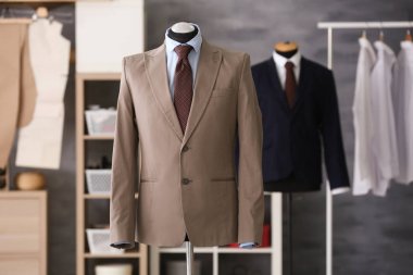 Şık takım elbise terzi atölyesinde manken