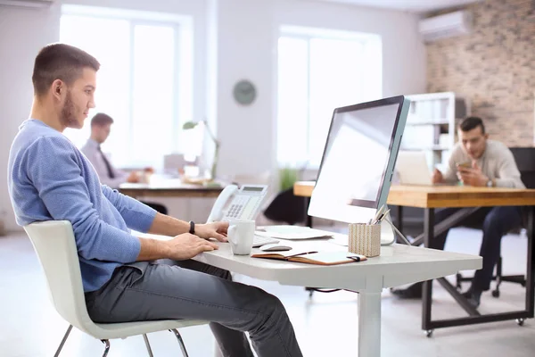 Joven Que Trabaja Oficina — Foto de Stock