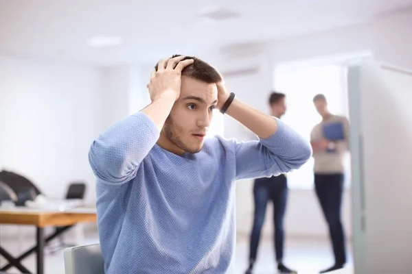 Joven Que Trabaja Oficina —  Fotos de Stock