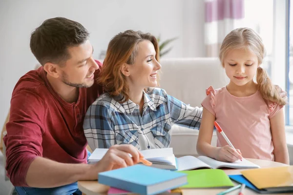 Menina Com Pais Fazendo Lição Casa Casa — Fotografia de Stock