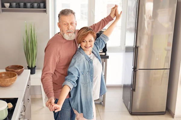 Feliz pareja madura bailando en la cocina —  Fotos de Stock