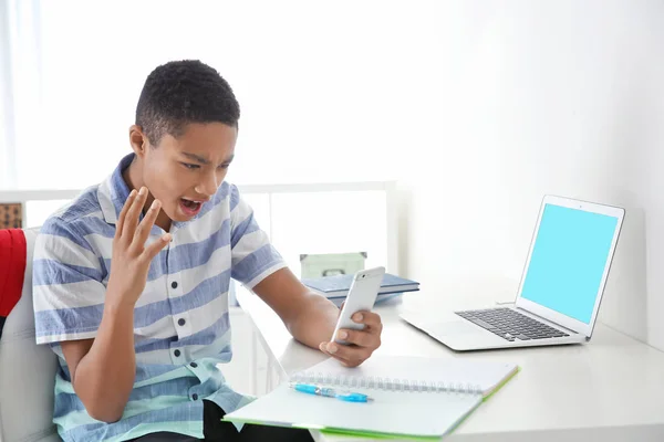 Menino Afro Americano Perturbado Com Telefone Dentro Casa Bullying Cibernético — Fotografia de Stock