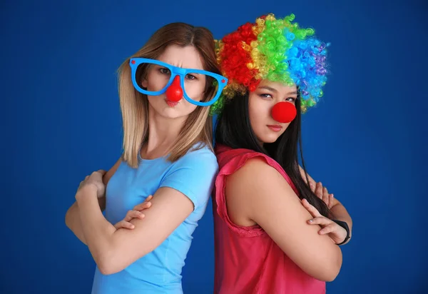 Młodych Kobiet Śmieszne Przebranie Pozowanie Kolor Tła Obchody Dnia April — Zdjęcie stockowe