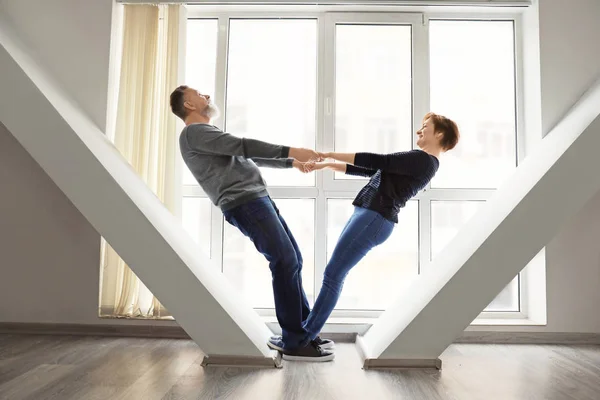 快乐而成熟的夫妻在家里跳舞 — 图库照片