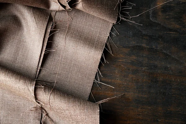 Kahverengi Kumaş Koyu Arka Plan Üzerine Tekstil Doku — Stok fotoğraf
