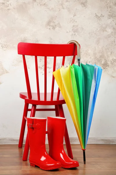 Стильный Радужный Зонтик Резиновые Сапоги Стул Помещении — стоковое фото