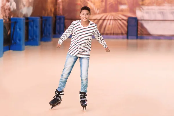 Encantador adolescente afroamericano en pista de patinaje —  Fotos de Stock