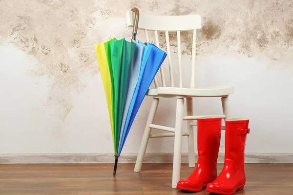 Стильный Радужный Зонтик Резиновые Сапоги Стул Помещении — стоковое фото