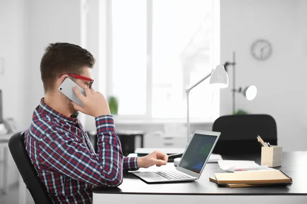 Giovane Uomo Che Parla Telefono Mentre Lavora Ufficio — Foto Stock