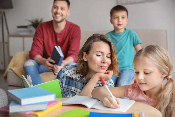 Niños Pequeños Con Padres Haciendo Tareas Casa — Foto de Stock