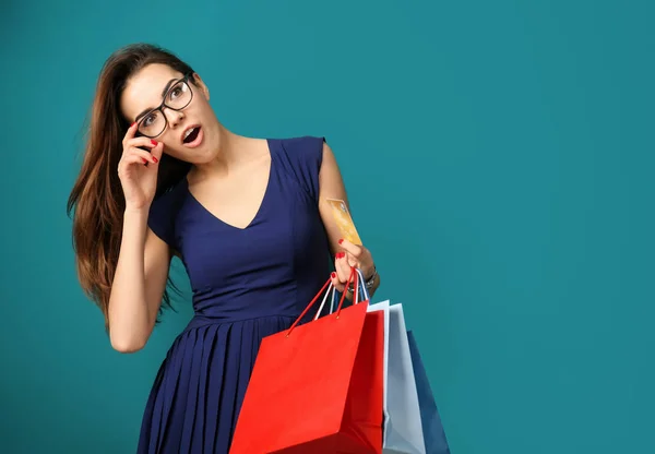 Young Woman Shopping Bags Credit Card Color Background — Stock Photo, Image